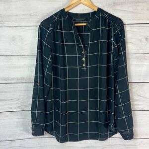 Investments 3/4 Button Top Sz. M